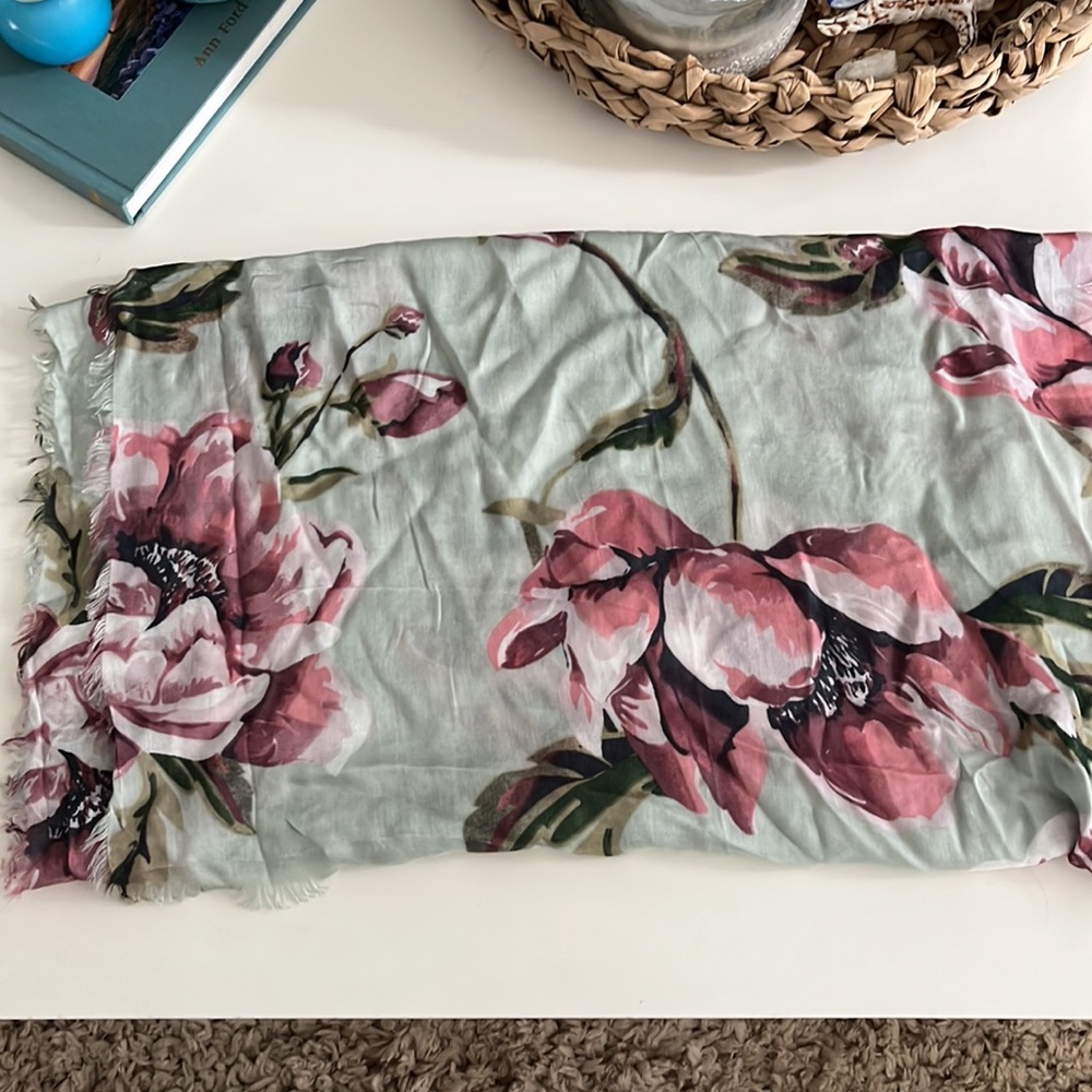 NWT VINCE CAMUTO SCARF! - Picture 4 of 4